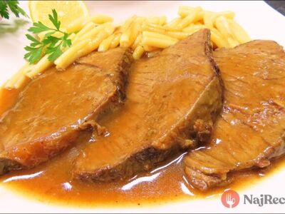 Dusené hovädzie má v sebe niečo, čo sa pri rýchlych obedoch jednoducho nedá nahradiť. Mäso sa pomaly rozpadáva pod vidličkou, cibuľový základ zosilnie každou minútou varenia a z celej kuchyne sa šíri vôňa poctivej domácej omáčky. Presne tento typ obeda pripravujem najradšej vtedy, keď chcem niečo jednoduché, ale naozaj výrazné.