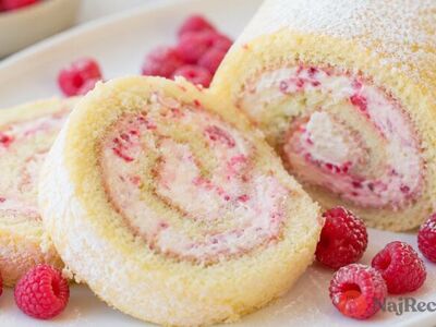Jemná piškóta stočená do rolády, nadýchaný mascarpone krém a svieže maliny vytvárajú dezert, ktorý zaujme už pri prvom reze. Svetlé vrstvy sa krásne prelínajú s ružovkastou plnkou a čerstvým ovocím, takže výsledok pôsobí elegantne, no pritom prirodzene a domácky.