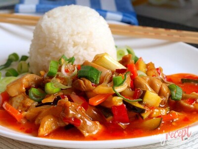 Zmes kuracieho mäsa a zeleniny v sladkej chilli omáčke. Ako príloha je ideálna jazmínová alebo basmati ryža. Autor: Naďa I. (Rebeka)