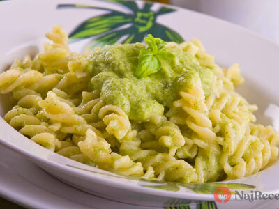 Bleskové cuketové pesto na cestoviny hotové za 3 minúty! Vyskúšajte chutnú krémovú omáčku zo surovej cukety, mandlí a parmezánu úplne bez varenia.