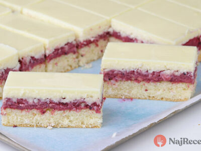 Vynikajúce a veľmi obľúbené – presne také sú nielen klasické, ale aj tieto punčové rezy, ktoré sú v kombinácii s kokosovým krémom. Biela čokoláda navrchu je už len výbornou bodkou v tomto sladkom potešení. Určite vyskúšajte upiecť na Vianoce. Autor: Karambola