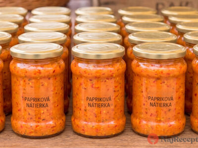 Pečená paprika, baklažán a paradajky sa premenia na hustú rumunskú nátierku zacusca. Výborne chutí na čerstvom aj opečenom chlebe.