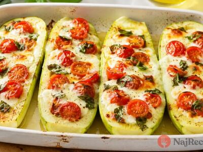 Jemná cuketa, roztopená mozzarella a sladké cherry paradajky vytvoria po zapečení ľahké letné jedlo, ktoré vonia bazalkou a pripomína jednoduché talianske recepty. Pripraviť sa dá bez zbytočne komplikovaných prísad, vďaka čomu dokáže vyniknúť prirodzená chuť zeleniny, šťavnatosť paradajok aj krémová vrstva syra.
