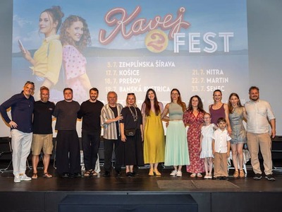 Káva, smiech, temperamentný východniarsky humor a prvé exkluzívne ukážky. Presne takto vyzeralo stretnutie s tvorcami a hercami komédie Kavej 2 v priestore Slovenského umeleckého dvora (SUD) v bratislavskej Petržalke. Na oficiálnej tlačovej konferencii predstavil tvorivý tím najočakávanejšiu slovenskú komédiu tohto leta.