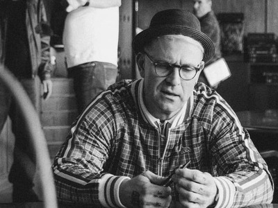Predstavte si, že máte 48 hodín na to, aby ste si zachránili život. A jediný, kto vám v tom môže pomôcť, je šialený šípkarsky génius, ktorý však pred ľuďmi netrafí ani terč. Film ŠÍPKARI odhaľuje prvý teaser svojej absurdnej jazdy, v ktorej sa po prvýkrát stretáva charizmatická trojica v podaní slovenského herca Tomáša Maštalíra, českého Jakuba Štáfka a maďarského Gusztáva Dietza. Pripravte sa na trojicu, akú ste na filmovom plátne ešte nevideli.