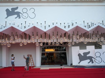Talianske Benátky sa od stredy 2. septembra premenia na centrum svetovej kinematografie. Tohtoročný program Medzinárodného filmového festivalu v Benátkach (VIFF) ponúkne podľa tlačovej agentúry AP menej hollywoodskych snímok, zatiaľ čo väčší priestor dostane nezávislá tvorba.
