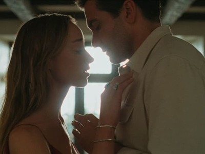 Romantika od autora Zápisníka jednej lásky sa stretáva s nadprirodzeným svetom režiséra Šiesteho zmyslu. V hlavných úlohách novinky Zostaň tu so mnou sa predstavia Jake Gyllenhaal a Phoebe Dynevor.
