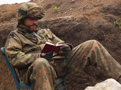 Nový dokumentárny film ukrajinskej režisérky Juliie Hontaruk sleduje počas dvanástich rokov životy troch mužov, ktorí prešli frontom, návratom domov a napokon aj ďalšou vojnou. Intímny film o tom, čo vojna zanecháva v človeku, o strate, nádeji a najmä o chuti znovu žiť prichádza do slovenských kín už 15. októbra. Teraz predstavuje nový oficiálny trailer.