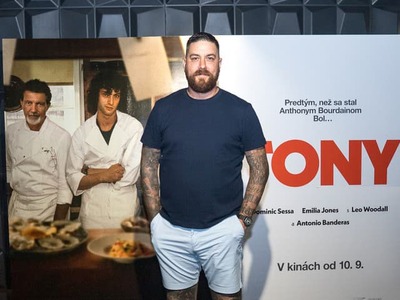 Život známeho kuchára Anthonyho Bourdaina ožíva na filmových plátnach. Už v štvrtok príde do slovenských kín snímka TONY. V pondelok mal film slávnostnú premiéru a príbeh o jednom z najznámejších kuchárov sveta si nenechalo ujsť množstvo známych kuchárov, foodblogerov a osobností gastronomickej scény.