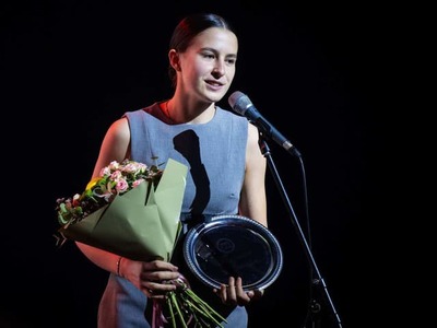 Stále má len sedemnásť rokov, no na kurtoch už teraz pôsobí ako ostrieľaná profesionálka s chladnou hlavou šampiónky. Juniorská víťazka dvojhry na minuloročnom Wimbledone už nie je len slovenskou tenisovou nádejou. Prvé a zároveň úspešné kroky má za sebou Mia aj vo svete ženského tenisu. Slovenskí fanúšikovia tajne dúfajú, že na ne už o pár dní nadviaže v kvalifikačných bojoch do hlavnej súťaže legendárneho Wimbledonu aj v kategórii žien.