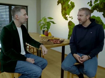Čokoládu miloval už ako dieťa. V tom čase však ešte ani len netušil, že raz bude cestovať za pestovateľmi kakaa do Kolumbie, hovoriť s farmármi o fermentácii a sušení bôbov a v Ivanke pri Nitre vyrábať čokoládu, ktorá si nájde cestu aj do zahraničia. Nová epizóda relácie Exkluzív predstaví príbeh Karola Stýbla, ktorý sa vypracoval medzi najúspešnejších výrobcov čokolády na Slovensku aj v Európe.