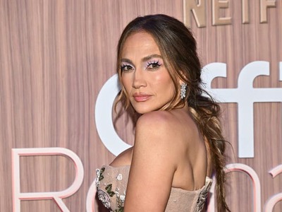 Do očí jej nikto nepozeral! Už 5. júna bude na Netflixe dostupný nový film s názvom Office Romance, v ktorom jednu z ústredných postáv stvárňuje božská Jennifer Lopez (56). Pozrite, ako sa nahodila na premiéru!