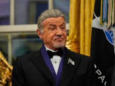 Medzi hollywoodske hviezdy sa zaradil v druhej polovici 70. rokov minulého storočia. Na výslnie ho dostala rola boxera z filmu Rocky (1976). Snímku, na ktorej sa Sylvester Stallone podieľal aj ako scenárista, ocenili  troma Oscarmi. Film sa dočkal piatich pokračovaní a voľne na ňu nadviazala aj séria Creed (2015), Creed II. (2018). Americký herec, scenárista a režisér, ktorý práve dnes - 6. júla oslávuje 80 rokov, má od narodenia ochrnutú časť ľavej tváre a začiatok jeho kariéry sa spája aj s erotickým filmom.