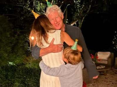 Legendárny herec Richard Gere oslávil v týchto dňoch svoje 77. narodeniny. Jeho manželka Alejandra Silva (43) sa pri tejto príležitosti podelila so svetom o čriepky z ich súkromia.