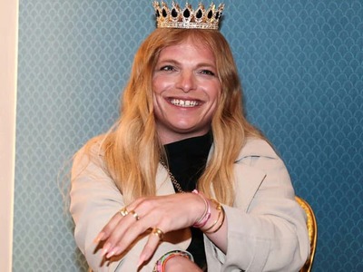 Neverila vlastným očiam! Američanka Gwen McMullen, ktorá sa vďaka podobe s premiérom Róbertom Ficom stala Kráľovnou Slovenska, zavítala do našej krajiny. Okrem iného absolvovala aj rozhovor v Ranných novinách TV Joj, kde zistila, že politik nie je jediný známy Slovák, s ktorým sú si podobní.