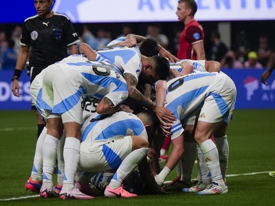 Futbalisti Argentíny si zabezpečili postup do štvrťfinále na 48. ročníku juhoamerického šampionátu Copa America. Obhajcovia titulu triumfovali vo svojom druhom zápase v New Jersey nad Čile 1:0.