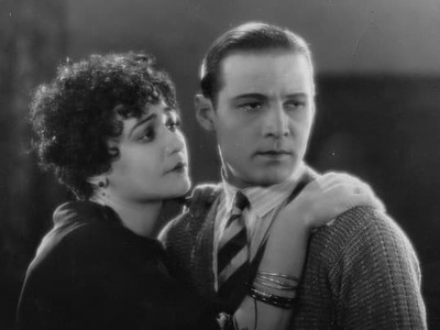 Bol jedným z prvých skutočných sexsymbolov filmového plátna. Ženy kvôli nemu údajne omdlievali už v kinách, a pritom Rudolph Valentino nepotreboval vo svojich filmoch vysloviť jediné slovo. Taliansky prisťahovalec s uhrančivým pohľadom počas niekoľkých rokov dobyl Hollywood a získal prezývky „Latin Lover“ alebo „Great Lover“. Keď potom 23. augusta 1926 vo veku iba 31 rokov náhle zomrel, nasledovalo niečo, čo vtedajší svet prakticky nepoznal. Ulice New Yorku zaplavili desaťtisíce zdrvených fanúšikov, ľudia omdlievali, rozbíjali výklady a polícia mala čo robiť, aby situáciu upokojila. Od smrti jednej z prvých globálnych filmových celebrít uplynulo presne sto rokov.