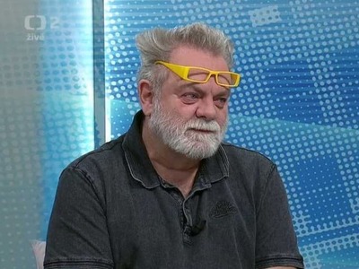 Detstvo ako z hororu! Václav Upír Krejčí práve dnes oslavuje svoje 71. narodeniny. Hoci ako herec, zabávač a spevák okolo seba vždy rozdáva dobrú náladu, on sám si v živote prešiel viacerými útrapami a hrôzami.