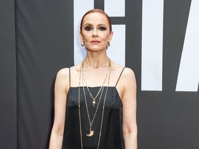 Britská herečka Rachael Stirling (49) zaskočila verejnosť poriadne šokujúcim priznaním. Dcéra legendárnej herečky Diany Rigg († 82), ktorú diváci poznajú aj zo seriálu Hra o tróny, totiž prezradila, že konzumuje popol svojej zosnulej matky. Jej priznanie vyvolalo vlnu znechutenia a kritiky, no ona na svoj zvláštny rituál nedá dopustiť. Tvrdí, že jej to pomáha prekonať nervozitu a vďaka tomu cíti matkinu prítomnosť.