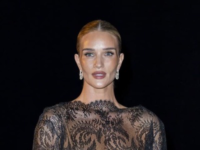 Všetky oči na ňu! Modelka Rosie Huntington-Whiteley (39) sa v týchto dňoch nachádza v Paríži, kde sa konajú módne dni. Nuž, a podarilo sa jej ozaj zaujať. Snúbenica hollywoodskeho drsniaka Jasona Stathama (58) totiž vyšla do ulíc v čiernych čipkovaných šatách, pod ktoré si nedala podprsenku.