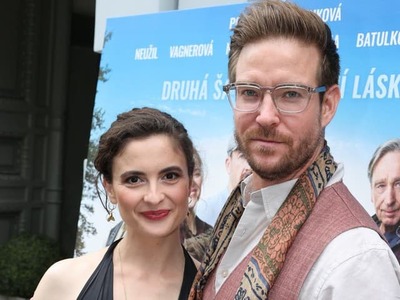 V uplynulých dňoch sa v susednej Českej Republike konala premiéra novej romantickej komédie s názvom Po večierke. Jednu z ústredných postáv vo filme stvárnila herečka Eva Podzimková. Tá si na podujatie obliekla poriadne odvážny top. Pozrite!