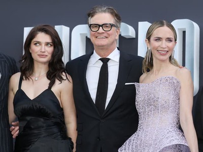 Krásne módne kreácie, herecké hviezdy a návrat Stevena Spielberga k mimozemskej tematike! Londýnske námestie Leicester Square vo štvrtok večer hostilo veľkolepú premiéru očakávaného sci-fi thrilleru Disclosure Day. Medzi hviezdami žiarila napríklad dcéra Bona z U2 - Eve Hewson, jej kolegyňa Emily Blunt zaujala outfitom a pozornosť pútal aj Colin Firth. Ten prišiel v sprievode svojej lásky.
