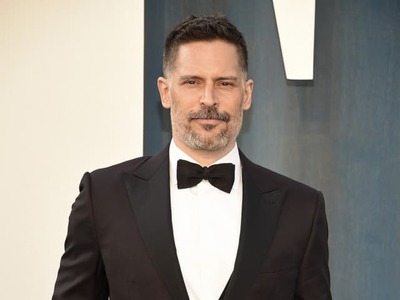 Herec Joe Manganiello (49) má za sebou mimoriadne náročné obdobie, keď zvádzal boj s vážnymi zdravotnými problémami. Sympatický svalovec bol na tom dosť zle, výrazne schudol a musel podstúpiť aj pár operácií. Po nich mu zostali jazvy, ktoré sa rozhodol prekryť svojim prvým tetovaním. Celý proces teraz zverejnil na svojom profile na sociálnej sieti Instagram.
