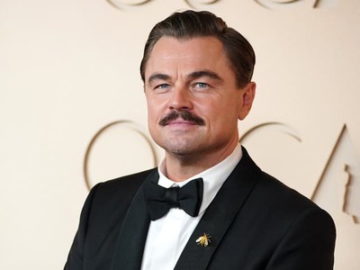 Oscarový herec Leonardo DiCaprio (51) patrí medzi veľké hollywoodske hviezdy. V minulosti sa v rozhovoroch netajil tým, že ho jeho rodičia vždy veľmi podporovali v jeho túžbe stať sa hercom. Nuž, a ako potvrdzujú aktuálne paparazzi zábery, svojich rodičov si aj vďaka tomu veľmi váži.