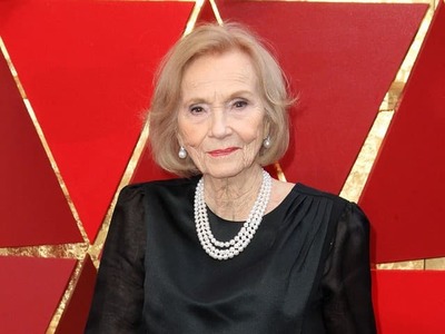 Vo veku 102 rokov v utorok zomrela americká oscarová herečka Eva Marie Saint, ktorú preslávili hollywoodske klasiky „V prístave“ alebo „Na sever severozápadnou linkou“. Jej zástupca Jeff Sanderson uviedol, že zomrela prirodzenou smrťou vo svojom dome v Los Angeles v kruhu rodiny a blízkych.