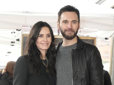 Ich láska je minulosťou! Herečka Courteney Cox (62), ktorú celý svet pozná ako pedantnú Moniku Gellerovú z kultového seriálu Priatelia, je opäť single. Po rokoch je stroskotal vzťah s hudobníkom Johnnym McDaidom (49) zo skupiny Snow Patrol.
