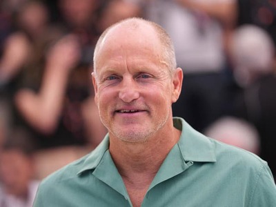 Patrí medzi obľúbených hollywoodskych hercov, na konte má tri nominácie na Oscara a desiatky nezabudnuteľných filmových úloh. Dnešný oslávenec Woody Harrelson má ale aj pomerne šokujúci životný príbeh. Jeho otec Charles Harrelson bol totiž obávaným nájomným vrahom. A ako sa po rokoch ukázalo, možno bol aj biologickým otcom Woodyho dobrého kamaráta a slávneho kolegu Matthewa McConaugheyho.