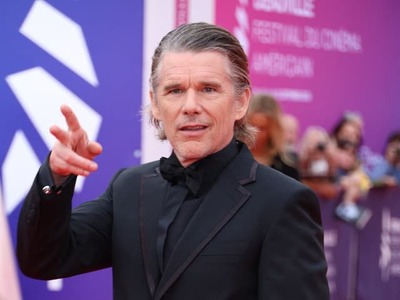 Slávny americký herec Ethan Hawke (55) si na významnú filmovú udalosť vo Francúzsku priviedol hneď dve krásne dámy. Po jeho boku zažiarili manželka Ryan a ich 15-ročná dcéra Indiana.