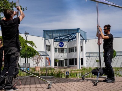 Dokumentárna séria MARKIZÁK vezme divákov priamo za kamery najsledovanejšej televízie. V piatich epizódach ukáže ľudí v zákulisí aj každodenný kolobeh, vďaka ktorému vzniká viac než päť hodín živého vysielania denne. Prvá epizóda dorazí na obrazovky TV Markíza už v pondelok 24. augusta o 08:20 hod., v predstihu bude dostupná na Voyo.