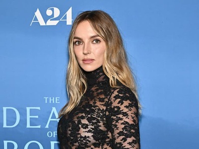 NEW YORK – Pohľad na ňu stál naozaj za to! Britská herečka Jodie Comer (33) sa stala absolútnou hviezdou premiéry očakávaného historického thrilleru The Death of Robin Hood. Kým vo filme stvárňuje tajomnú mníšku, v spoločnosti predviedla poriadne odvážny kúsok. Čo poviete, pristane jej to?