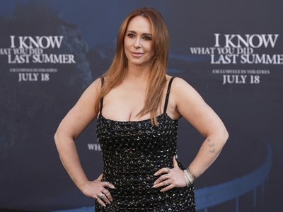 Tej to ale pristane! Herečka Jennifer Love Hewitt (47) je Slovákom veľmi dobre známa. Napríklad účinkovaním v seriáli 9-1-1, ktorý svojho času vysielala na svojich obrazovkách aj TV Joj. Aktuálne sa nakrúca 10. séria a Jennifer vyzerá jednoducho fantasticky.