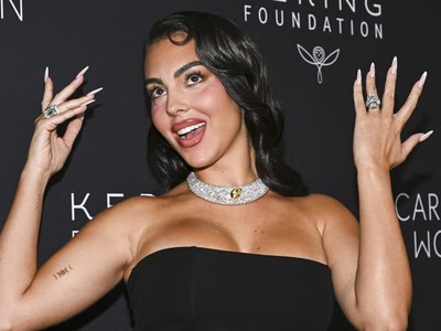Kým futbalová superstar Cristiano Ronaldo (41) bojuje na majstrovstvách sveta o titul, jeho životná partnerka Georgina Rodríguez (32) si dopriala chvíľku oddychu. Krásnu brunetku nafotili paparazzi v spoločnosti priateľov na slnečnej pláži v Miami. Pozrite sa, ako skvele vyzerá v plavkách!