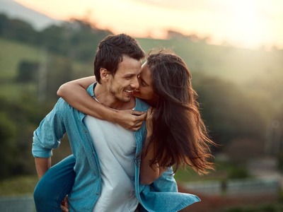 Nie je to len o veľkých gestách ako z romantického filmu. Dlhé a spokojné vzťahy podľa psychológov stoja najmä na drobnostiach, ktoré partneri robia stále dookola. A práve tie môžu rozhodnúť, či láska ustojí aj náročnejšie obdobia.