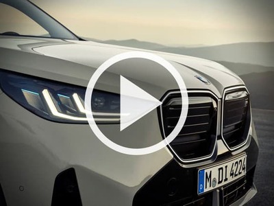 BMW sa v novej generácii modelu X3 rozhodne nejde elektrifikáciou pretrhnúť. Od začiatku vsádza na poriadne motory.
