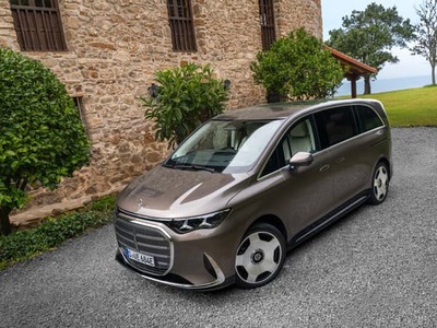 Mercedes uvádza na trh svoje prvé plne elektrické luxusné MPV. Model je doslova natlačený technológiami a vďaka pokroku v elektromobilite sľubuje z obiduvhodných parametrov obdivuhodné dojazdy a rýchlosti nabíjania. Najmä však sľubuje doteraz nezažitý komfort jazdy pre všetkých pasažierov.