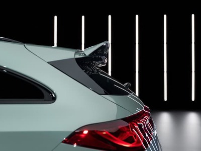Mercedes-AMG CLA 45 4Matic+ prichádza ako vo verzii sedan, tak vo verzii shooting brake. Auto postavené na vynikajúcej aerodynamike prináša viac športových komponentov vrátane aktívnych prvkov meniacich obtekanie vzduchu okolo karosérie. Má zvuk, má strieľanie do výfuku, no má tiež veľkú dieru Podkapotou a namiesto ikonického štvorvalca tam má úložný priestor.