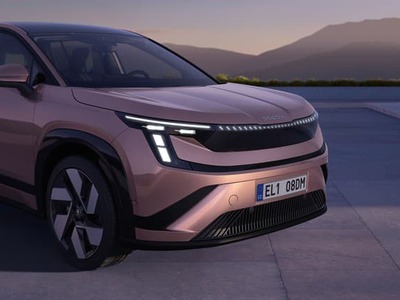 Nová elektrická škodovka menom Škoda Peaq prichádza, aby ponúkla trojradové sedenie aj tým, ktorí túžia po tichej čisto elektrickej jazde. Peaq už má zverejnené aj ceny. Tie na Slovensku štartujú na úrovni 52 900 eur aj s DPH. Model s dĺžkou 4,87 metra ponúkne veľkú batériu, solídny výkon, priestor a množstvo výbavy.