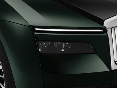 Rolls Royce modernizoval svoje prvé novodobé elektrické auto menom Spectre. Nazval ho Spectre II. Rovnakou úpravou prešiel aj ostrejšie naladený a do čierna odetý model Black Badge. Druhá séria modelov Spectre prichádza po štyroch rokoch od uvedenia. Noviniek je niekoľko.