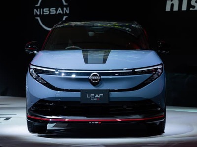 Nissan Leaf novej generácie sa postupne približuje trh po trhu smerom k nám. Zatiaľ nemá zverejnené ceny, no v takej Veľkej Británii, jednej z bášt tejto značky už dostal cenu za najlepšie auto tohto roka. Leaf urobil veľa, aby ho nikto nebral jednak ako len ďalší elektrický crossover, ale tiež ako samostatný model, ktorý nie je prerábkou iného auta, skôr len čerpá technológie z poličiek aliancie a využíva ich vo svoj prospech. Podobné je to aj pri verzii, ktorá sa predstavila pre japonský trh. Leaf Nismo vyzerá inak, no tam to nekončí.
