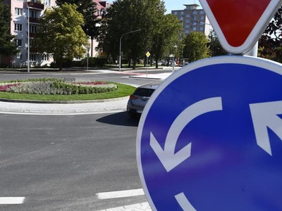 Nová okružná križovatka v Spišskom Štvrtku, okres Levoča, už naplno slúži motoristom. Do predčasného užívania ju krajskí cestári odovzdali nedávno. Správa a údržba ciest Prešovského samosprávneho kraja (PSK) na sociálnej sieti však pripomenula, že aktuálne tam stavebné práce naďalej pokračujú. Konkrétne na ceste III/3227 v smere zo Spišského Štvrtka do Hrabušíc, kde sa finalizujú zostávajúce úpravy.