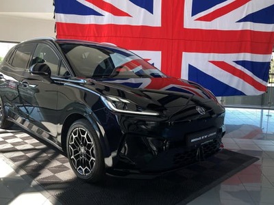 MG na slovenský trh oficiálne uviedlo nový model zvaný MG4 EV Urban. Model okrem názvu nemá nič spoločné s predchádzajúcim nositeľom označenia MG4 EV. Zároveň je to prvé MG, ktoré od začiatku dizajnoval slovák Jozef Kabáň. Model si berie viacero dizajnových prvkov zo športového kupé MG Cyberster a to vrátane prednej masky, grafiky svetiel, či tvarovania karosérie z profilu.