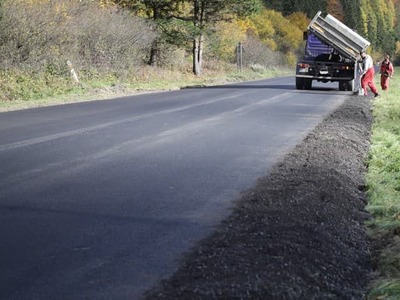 Slovenská správa ciest (SSC) pripravuje veľkoplošné opravy ciest prvej triedy v šiestich krajoch v dvoch súťažiach za celkové odhadované náklady 185,7 milióna eur bez dane z pridanej hodnoty (DPH). Lehotu na predkladanie ponúk predĺžila SSC z 1. na 30. októbra, pričom práce by mali trvať štyri roky. Štátni cestári o tom informovali vo vestníku Úradu pre verejné obstarávanie (ÚVO). Ten už skôr oznámil, že v oboch tendroch od septembra skúma námietky proti podmienkam v súťažných podkladoch alebo iných dokumentoch.