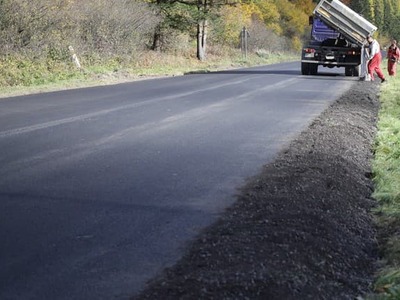 Národná diaľničná spoločnosť (NDS) dokončila obnovu Triblavinskej cesty pri Bratislave. Približne 1,5 kilometra dlhý úsek dostal nový asfaltový povrch. Cesta je od nedele (19. 7.) podvečera prejazdná. TASR o tom informovali z mediálnej komunikácie NDS.