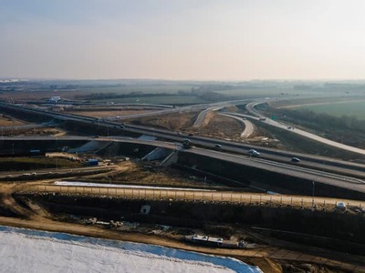 Najvýznamnejšia investícia do kvalitnejšej a plynulejšej cestnej dopravy v bratislavskom regióne má pred sebou posledné práce. Križovatka D1/D4 pri Bratislave finišuje a už túto stavebnú sezónu diaľničiari odovzdajú križovatku motoristom do plnohodnotného užívania. Od odovzdania celého dopravného uzla delia motoristov už iba dve uzávery. Prvá sa uskutoční najbližší víkend, kedy sa uzatvorí D1 v smere do Bratislavy. Ďalší týždeň sa uzatvorí vetva z D4 na D1.