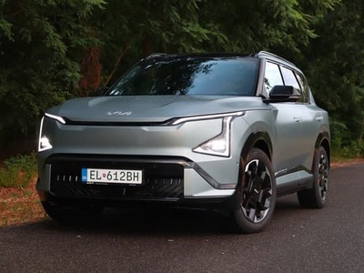 Kii sa už pred nejakým časom podarilo to, o čom mnohé značky stále snívajú. A síce má kompletnú paletu elektromobilov. Alebo teda presnejšie, má kompletnú paletu elektrických SUV modelov a k tomu jedno MPV, respektíve dodávku. Zabudnúť netreba ani na “auto” v americkom ponímaní, teda klasický sedan, ktorý však v rukách Kie vôbec nie je klasický a to ani vizuálom ani konštitúciou, no aj tak ide o auto, ktoré má k označeniu sedan najbližšie. Volá sa Kia EV4 Fastback.