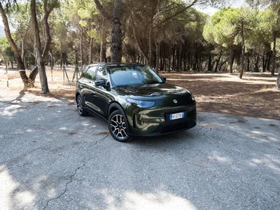Leapmotor B03X je autom, ktoré na papieri vyzerá len ako ďalší zástupca čoraz početnejšej skupiny malých elektrických crossoverov. Lenže pri osobnom stretnutí s ním sa veľmi rýchlo ukáže, že jeho najväčšou zbraňou nie je iba cena ani samotný elektrický pohon. Leapmotor sa pokúsil vytvoriť auto, ktoré bude zvonka dostatočne kompaktné na bezproblémové fungovanie v meste, ale vo vnútri poskytne priestor, ktorý by sme čakali skôr od väčšieho SUV. Táto kombinácia robí z B03X jeden z najzaujímavejších modelov značky.
